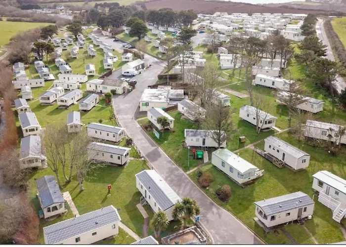 Molly's Retreat: Pet-Friendly Caravan with Garden at Newquay Bay Resort